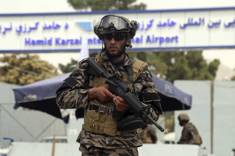 Pasukan khusus Taliban tiba di dalam Bandara Internasional Hamid Karzai, Kabul Taliban special forces fighters stand guard outside the Hamid Karzai International Airport after the U.S. military's withdrawal, in Kabul, Afghanistan, Tuesday, Aug. 31, 2021. The Taliban were in full control of Kabul's airport on Tuesday, after the last U.S. plane left its runway, marking the end of America's longest war. (AP Photo/Khwaja Tawfiq Sediqi)