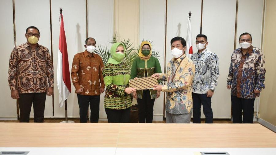 Nicke Widyawati Direktur Utama Pertamina dengan Alfian Nasution CEO SH Commercial & Trading PT Pertamina Patra Niaga melakukan Penandatanganan Instrument of transfer saham Pertamina International Marketing & Distribution disaksikan oleh Emma Sri Martini Direktur Keuangan PT Pertamina (Persero) dan Arya Suprihadi Direktur Keuangan SH PT Pertamina Patra Niaga dalam acara Penandatanganan Dokumen Legal End State Subholding Pertamina di Taman Patra 6, pada Rabu (1/9). (Dok. Pertamina)