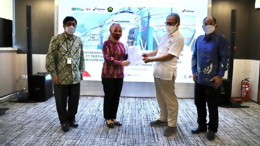 Direktur Jenderal Migas, Tutuka Ariad menyerahkan penugasan menteri tentang PT Pertamina (Persero) ke Direktur Utama PT Pertamina (Persero), Nicke Widyawati dalam penyediaan dan pendistribusian isi ulang Liquefied Petroteum Gas tabung 3kg tahun 2021 di Ruang rapat Wiyarso, Gedung Ditjen Migas, Jakarta Selatan, Selasa, (31/8/21). (Dok. Pertamina)
