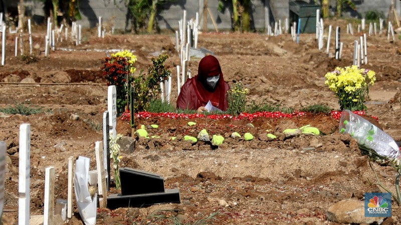 Suasana Pemakaman Covid-19 di TPU Rorotan, Jakarta Utara. Petugas pemakaman saat melakukan perawatan tanah makam yang ambles akibat hujan di Taman Pemakaman Umum Rorotan, Jakarta Utara, Rabu (1/9/2021). Kini, setelah kasus Covid-19 mulai menurun jenazah yang datang tidak banyak. Pantauan CNBC Indonesia hingga pukul sejak pukul 13.00 hingga 16.00 tidak ada prosesi pemakaman Covid-19. Salah satu petugas Kepala Pelaksana Taman Pemakaman Umum (TPU) mengatakan, dalam dua hari terakhir jenazah yang dimakamkan di TPU Rorotan kurang dari 10. Untuk hari ini hanya 4 jenazah yang dimakamkan di TPU Rorotan. Selama tidak ada proses pemakaman, petugas pemakaman melalukan perawatan makam. Banyak tanah makan yang ambles akibat hujan dan jenis kayu peti yang mudah hancur.
TPU Rorotan memiliki luas 3 hektar yang dapat menampung sekitar 7.200 petak makam baru khusus jenazah Covid-19. (CNBC Indonesia/ Muhammad Saki)