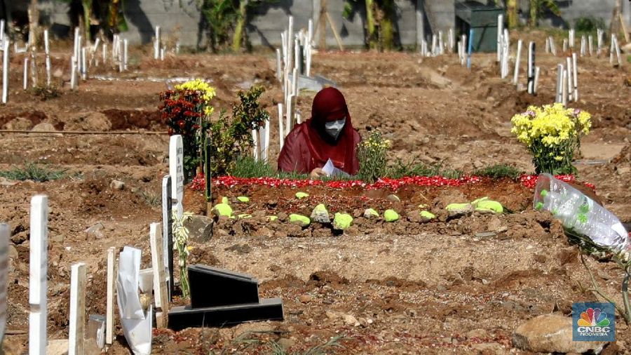 Petugas pemakaman saat melakukan perawatan tanah makam yang ambles akibat hujan di Taman Pemakaman Umum Rorotan, Jakarta Utara, Rabu (1/9/2021). Kini, setelah kasus Covid-19 mulai menurun jenazah yang datang tidak banyak. Pantauan CNBC Indonesia hingga pukul sejak pukul 13.00 hingga 16.00 tidak ada prosesi pemakaman Covid-19. Salah satu petugas Kepala  Pelaksana Taman Pemakaman Umum (TPU)  mengatakan, dalam dua hari terakhir jenazah yang dimakamkan di TPU Rorotan kurang dari 10. Untuk hari ini hanya 4 jenazah yang dimakamkan di TPU Rorotan.  Selama tidak ada proses pemakaman, petugas pemakaman melalukan perawatan makam. Banyak tanah makan yang ambles akibat hujan dan jenis kayu peti yang mudah hancur. 
TPU Rorotan memiliki luas 3 hektar yang dapat menampung sekitar 7.200 petak makam baru khusus jenazah Covid-19.  (CNBC Indonesia/ Muhammad Saki)
