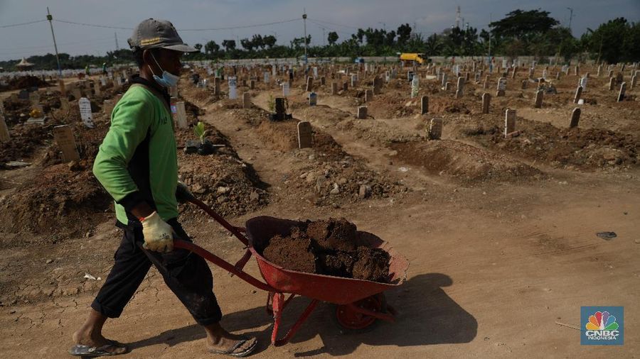 Petugas pemakaman saat melakukan perawatan tanah makam yang ambles akibat hujan di Taman Pemakaman Umum Rorotan, Jakarta Utara, Rabu (1/9/2021). Kini, setelah kasus Covid-19 mulai menurun jenazah yang datang tidak banyak. Pantauan CNBC Indonesia hingga pukul sejak pukul 13.00 hingga 16.00 tidak ada prosesi pemakaman Covid-19. Salah satu petugas Kepala  Pelaksana Taman Pemakaman Umum (TPU)  mengatakan, dalam dua hari terakhir jenazah yang dimakamkan di TPU Rorotan kurang dari 10. Untuk hari ini hanya 4 jenazah yang dimakamkan di TPU Rorotan.  Selama tidak ada proses pemakaman, petugas pemakaman melalukan perawatan makam. Banyak tanah makan yang ambles akibat hujan dan jenis kayu peti yang mudah hancur. 
TPU Rorotan memiliki luas 3 hektar yang dapat menampung sekitar 7.200 petak makam baru khusus jenazah Covid-19.  (CNBC Indonesia/ Muhammad Saki)