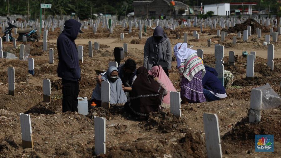 Suasana Pemakaman Covid-19 di TPU Rorotan, Jakarta Utara.