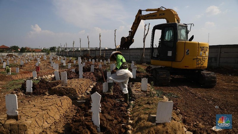Petugas pemakaman saat melakukan perawatan tanah makam yang ambles akibat hujan di Taman Pemakaman Umum Rorotan, Jakarta Utara, Rabu (1/9/2021). Kini, setelah kasus Covid-19 mulai menurun jenazah yang datang tidak banyak. Pantauan CNBC Indonesia hingga pukul sejak pukul 13.00 hingga 16.00 tidak ada prosesi pemakaman Covid-19. Salah satu petugas Kepala  Pelaksana Taman Pemakaman Umum (TPU)  mengatakan, dalam dua hari terakhir jenazah yang dimakamkan di TPU Rorotan kurang dari 10. Untuk hari ini hanya 4 jenazah yang dimakamkan di TPU Rorotan.  Selama tidak ada proses pemakaman, petugas pemakaman melalukan perawatan makam. Banyak tanah makan yang ambles akibat hujan dan jenis kayu peti yang mudah hancur. 
TPU Rorotan memiliki luas 3 hektar yang dapat menampung sekitar 7.200 petak makam baru khusus jenazah Covid-19.  (CNBC Indonesia/ Muhammad Saki)