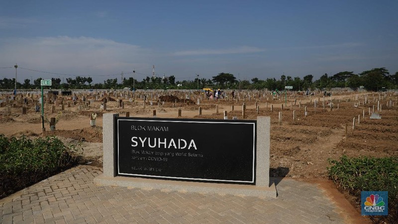 Petugas pemakaman saat melakukan perawatan tanah makam yang ambles akibat hujan di Taman Pemakaman Umum Rorotan, Jakarta Utara, Rabu (1/9/2021). Kini, setelah kasus Covid-19 mulai menurun jenazah yang datang tidak banyak. Pantauan CNBC Indonesia hingga pukul sejak pukul 13.00 hingga 16.00 tidak ada prosesi pemakaman Covid-19. Salah satu petugas Kepala  Pelaksana Taman Pemakaman Umum (TPU)  mengatakan, dalam dua hari terakhir jenazah yang dimakamkan di TPU Rorotan kurang dari 10. Untuk hari ini hanya 4 jenazah yang dimakamkan di TPU Rorotan.  Selama tidak ada proses pemakaman, petugas pemakaman melalukan perawatan makam. Banyak tanah makan yang ambles akibat hujan dan jenis kayu peti yang mudah hancur. 
TPU Rorotan memiliki luas 3 hektar yang dapat menampung sekitar 7.200 petak makam baru khusus jenazah Covid-19.  (CNBC Indonesia/ Muhammad Saki)