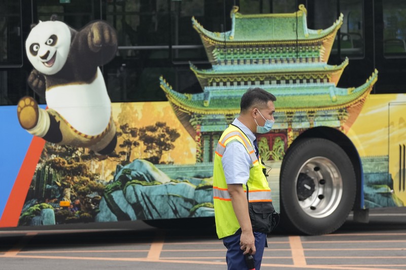 Taman hiburan Universal Studios Beijing, Cina. Visitors wearing masks prepare to visit the Universal Studios theme park during trial runs in Beijing, China, Tuesday, Aug. 31, 2021. Universal Studios announced Monday, Aug. 30, 2021, that its first theme park in China will open in the country's capital in September. The company set the opening date for Sept. 20, according to a statement and video posted on the Chinese social media site WeChat. (AP Photo/Ng Han Guan)