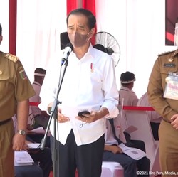 Tingkah Gubernur Lampung di Depan Jokowi Bikin Geleng-geleng