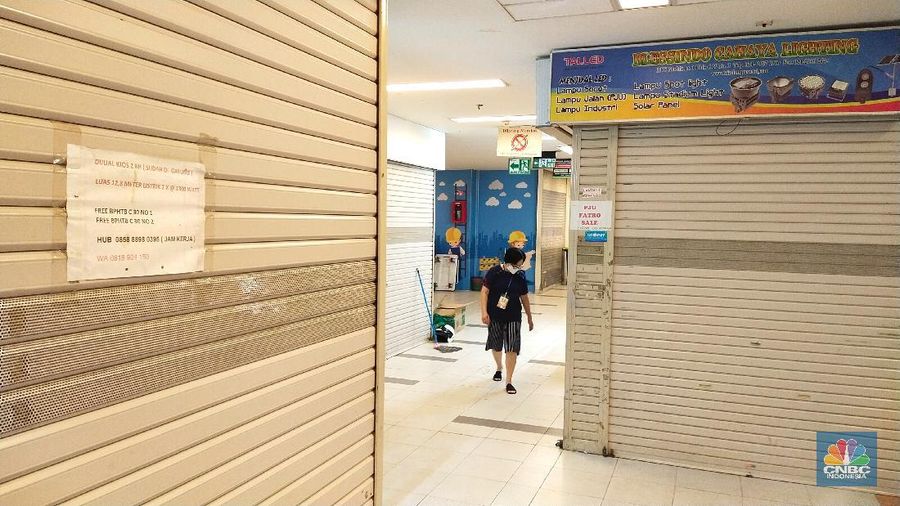 Pekerja membersihkan ruko kosong di ITC ROXY, Jakarta, Rabu (26/1/2022). Sepinya jumlah pengunjung dan diterapkan kebijakan untuk mengatasi pandemi Covid-19 membuat beberapa toko dan kios terpaksa dijual atau dilelang. Ruko kosong terlihat dilantai 4 yang berdekatan dengan food court. Salah satu pedagang membernarkan hal ini 