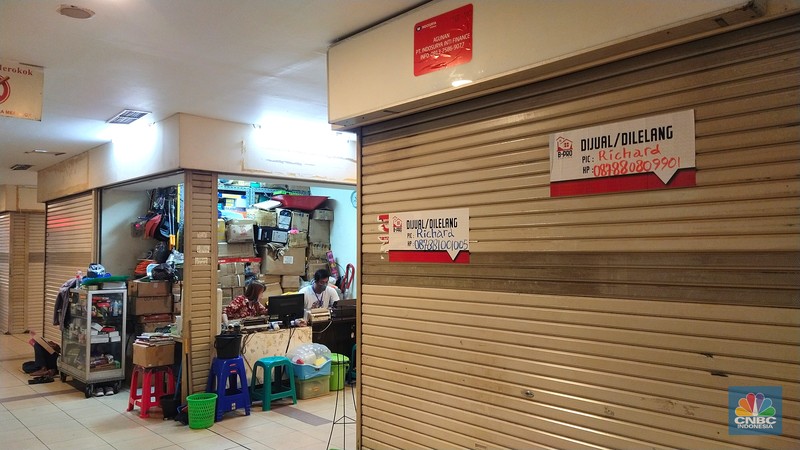 Kios LTC Glodok yang Dijual Pengunjung melewati ruko yang bertuliskan