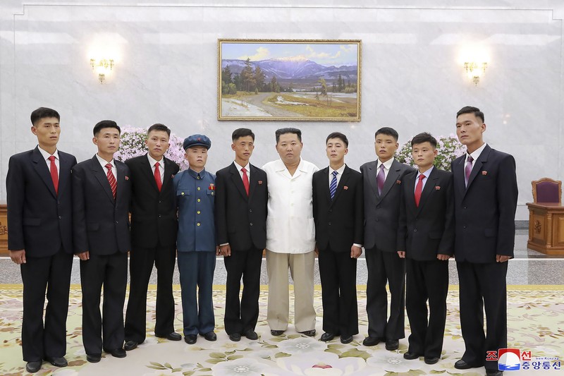 Pemimpin Korea Utara Kim Jong Un In this undated photo provided by the North Korean government on Tuesday, Aug. 31, 2021, North Korean leader Kim Jong Un, center, meets the participants in Youth Day celebrations during a photo session at an undisclosed place in North Korea. Independent journalists were not given access to cover the event depicted in this image distributed by the North Korean government. The content of this image is as provided and cannot be independently verified. Korean language watermark on image as provided by source reads:
