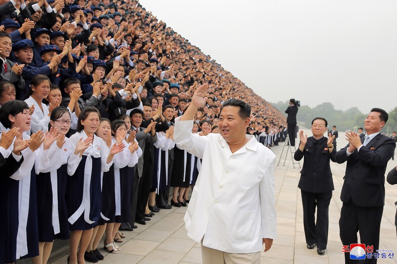 Pemimpin Korea Utara Kim Jong Un In this undated photo provided by the North Korean government on Tuesday, Aug. 31, 2021, North Korean leader Kim Jong Un, center, meets the participants in Youth Day celebrations during a photo session at an undisclosed place in North Korea. Independent journalists were not given access to cover the event depicted in this image distributed by the North Korean government. The content of this image is as provided and cannot be independently verified. Korean language watermark on image as provided by source reads: