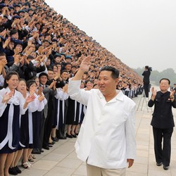 Lama Menghilang, Potret Terbaru Kim Jong Un Bikin Kaget