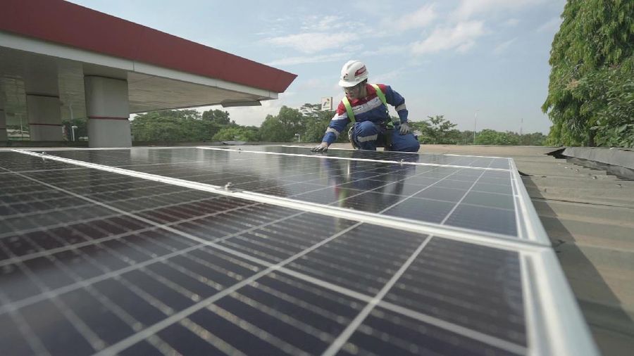 Upaya go green dengan menurunkan emisi karbon terus dilakukan Pertamina, antara lain dengan membidik pemasangan Pembangkit Listrik Tenaga Surya (PLTS) di Green Energy Station (GES) yang tersebar di berbagai wilayah nusantara.