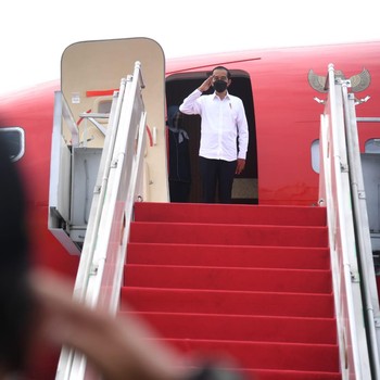 Gaya Jokowi & Erick 'Blusukan' Cek Vaksinasi Covid di Lampung