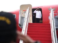 Gaya Jokowi & Erick 'Blusukan' Cek Vaksinasi Covid di Lampung