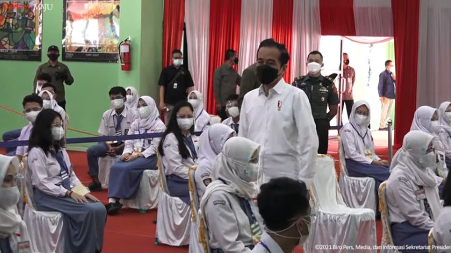 Presiden Jokowi saat Tinjau Vaksinasi di SMAN 2 Bandar Lampung, 2 September 2021. (Tangkapan Layar Youtube Sekretariat Presiden)