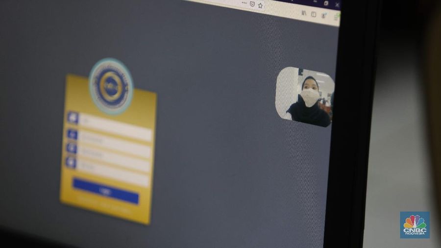 Peserta Seleksi Kompetensi Dasar (SKD) bagi Calon Pegawai Negeri Sipil (CPNS) menjalani pemeriksaan validasi dokumen identitas di Gedung pusat Badan Kepegawaian Negara/BKN, Jakarta, Kamis, 2/9.  Pada hari ini Sebanyak 800 peserta mengikuti Seleksi Kompetensi Dasar (SKD). Pantauan CNBC Indonesia peserta Calon ASN mulai datang pukul 08.30 wib. para peserta melakukan registrasi serta pemberian PIN, penitipan barang, body checking. Kemudian, peserta memasuki ruang tunggu steril, dan peserta berpindah dari ruang steril ke ruang ujian. Kepala biro Humas Hukum dan kerja sama pak Satya Pratama mengatakan Penyelenggaraan tes SKD ini, lanjut dia, terdapat tiga sesi yang tujuannya mencegah penyebaran wabah virus corona. Bahkan, sebelum pelaksanaan tes, ruangan yang menjadi tempat ujian dilakukan penyemprotan desinfektan. (CNBC Indonesia/ Muhammad Sabki)
