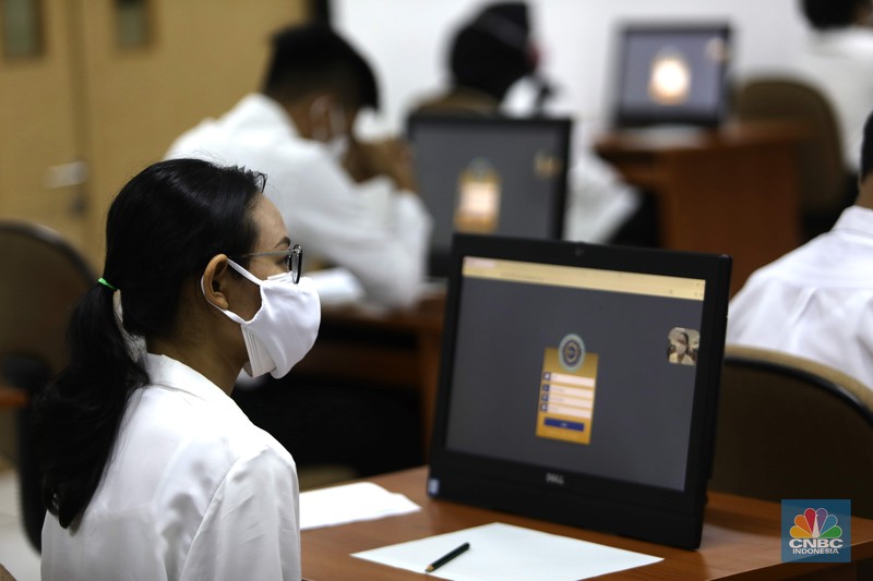 Peserta Seleksi Kompetensi Dasar (SKD) bagi Calon Pegawai Negeri Sipil (CPNS) menjalani pemeriksaan validasi dokumen identitas di Gedung pusat Badan Kepegawaian Negara/BKN, Jakarta, Kamis, 2/9.  Pada hari ini Sebanyak 800 peserta mengikuti Seleksi Kompetensi Dasar (SKD). Pantauan CNBC Indonesia peserta Calon ASN mulai datang pukul 08.30 wib. para peserta melakukan registrasi serta pemberian PIN, penitipan barang, body checking. Kemudian, peserta memasuki ruang tunggu steril, dan peserta berpindah dari ruang steril ke ruang ujian. Kepala biro Humas Hukum dan kerja sama pak Satya Pratama mengatakan Penyelenggaraan tes SKD ini, lanjut dia, terdapat tiga sesi yang tujuannya mencegah penyebaran wabah virus corona. Bahkan, sebelum pelaksanaan tes, ruangan yang menjadi tempat ujian dilakukan penyemprotan desinfektan. (CNBC Indonesia/ Muhammad Sabki)