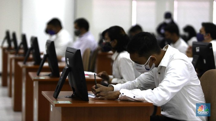 Seleksi Kompetensi Dasar (SKD) bagi Calon Pegawai Negeri Sipil (CPNS) Peserta Seleksi Kompetensi Dasar (SKD) bagi Calon Pegawai Negeri Sipil (CPNS) menjalani pemeriksaan validasi dokumen identitas di Gedung pusat Badan Kepegawaian Negara/BKN, Jakarta, Kamis, 2/9. Pada hari ini Sebanyak 800 peserta mengikuti Seleksi Kompetensi Dasar (SKD). Pantauan CNBC Indonesia peserta Calon ASN mulai datang pukul 08.30 wib. para peserta melakukan registrasi serta pemberian PIN, penitipan barang, body checking. Kemudian, peserta memasuki ruang tunggu steril, dan peserta berpindah dari ruang steril ke ruang ujian. Kepala biro Humas Hukum dan kerja sama pak Satya Pratama mengatakan Penyelenggaraan tes SKD ini, lanjut dia, terdapat tiga sesi yang tujuannya mencegah penyebaran wabah virus corona. Bahkan, sebelum pelaksanaan tes, ruangan yang menjadi tempat ujian dilakukan penyemprotan desinfektan. (CNBC Indonesia/ Muhammad Sabki)