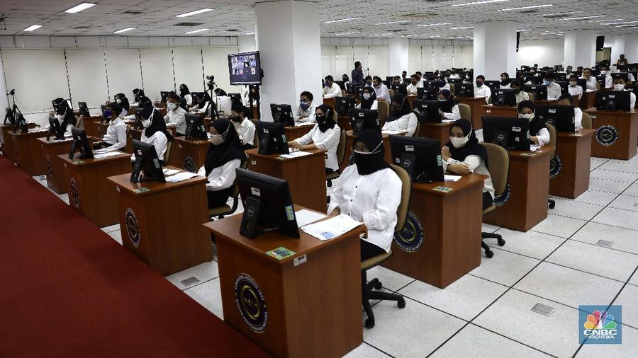 Peserta Seleksi Kompetensi Dasar (SKD) bagi Calon Pegawai Negeri Sipil (CPNS) menjalani pemeriksaan validasi dokumen identitas di Gedung pusat Badan Kepegawaian Negara/BKN, Jakarta, Kamis, 2/9.  Pada hari ini Sebanyak 800 peserta mengikuti Seleksi Kompetensi Dasar (SKD). Pantauan վ peserta Calon ASN mulai datang pukul 08.30 wib. para peserta melakukan registrasi serta pemberian PIN, penitipan barang, body checking. Kemudian, peserta memasuki ruang tunggu steril, dan peserta berpindah dari ruang steril ke ruang ujian. Kepala biro Humas Hukum dan kerja sama pak Satya Pratama mengatakan Penyelenggaraan tes SKD ini, lanjut dia, terdapat tiga sesi yang tujuannya mencegah penyebaran wabah virus corona. Bahkan, sebelum pelaksanaan tes, ruangan yang menjadi tempat ujian dilakukan penyemprotan desinfektan. (վ/ Muhammad Sabki)