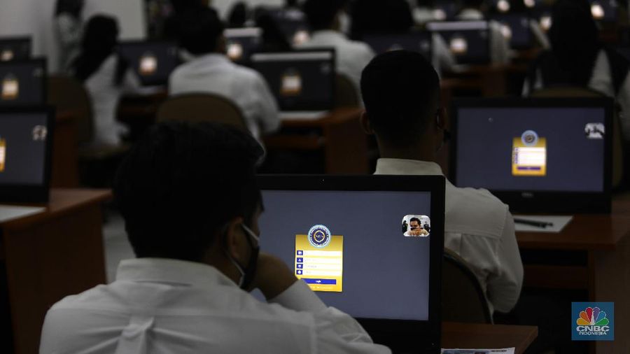 Peserta Seleksi Kompetensi Dasar (SKD) bagi Calon Pegawai Negeri Sipil (CPNS) menjalani pemeriksaan validasi dokumen identitas di Gedung pusat Badan Kepegawaian Negara/BKN, Jakarta, Kamis, 2/9. Pada hari ini Sebanyak 800 peserta mengikuti Seleksi Kompetensi Dasar (SKD). Pantauan ²©²ÊÍøÕ¾ peserta Calon ASN mulai datang pukul 08.30 wib. para peserta melakukan registrasi serta pemberian PIN, penitipan barang, body checking. Kemudian, peserta memasuki ruang tunggu steril, dan peserta berpindah dari ruang steril ke ruang ujian. Kepala biro Humas Hukum dan kerja sama pak Satya Pratama mengatakan Penyelenggaraan tes SKD ini, lanjut dia, terdapat tiga sesi yang tujuannya mencegah penyebaran wabah virus corona. Bahkan, sebelum pelaksanaan tes, ruangan yang menjadi tempat ujian dilakukan penyemprotan desinfektan. (²©²ÊÍøÕ¾/ Muhammad Sabki)