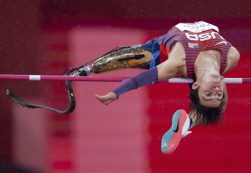 Atlet AS, Ezra Frech bertanding di Final Atletik Lompat Tinggi T63 Putra Paralimpiade Tokyo 2020 di Tokyo, Selasa, 31 Agustus 2021. (Simon Bruty for OIS via AP)