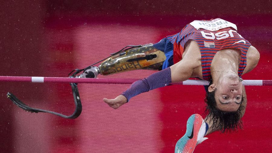 Atlet AS, Ezra Frech bertanding di Final Atletik Lompat Tinggi T63 Putra Paralimpiade Tokyo 2020 di Tokyo, Selasa, 31 Agustus 2021. (Simon Bruty for OIS via AP)