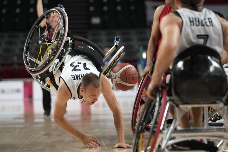 Atlet AS, Ezra Frech bertanding di Final Atletik Lompat Tinggi T63 Putra Paralimpiade Tokyo 2020 di Tokyo, Selasa, 31 Agustus 2021. (Simon Bruty for OIS via AP)