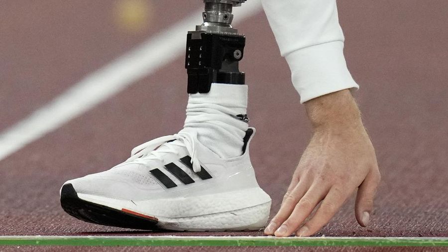 Atlet AS, Ezra Frech bertanding di Final Atletik Lompat Tinggi T63 Putra Paralimpiade Tokyo 2020 di Tokyo, Selasa, 31 Agustus 2021. (Simon Bruty for OIS via AP)