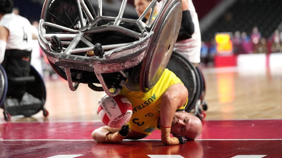 Atlet AS, Ezra Frech bertanding di Final Atletik Lompat Tinggi T63 Putra Paralimpiade Tokyo 2020 di Tokyo, Selasa, 31 Agustus 2021. (Simon Bruty for OIS via AP)