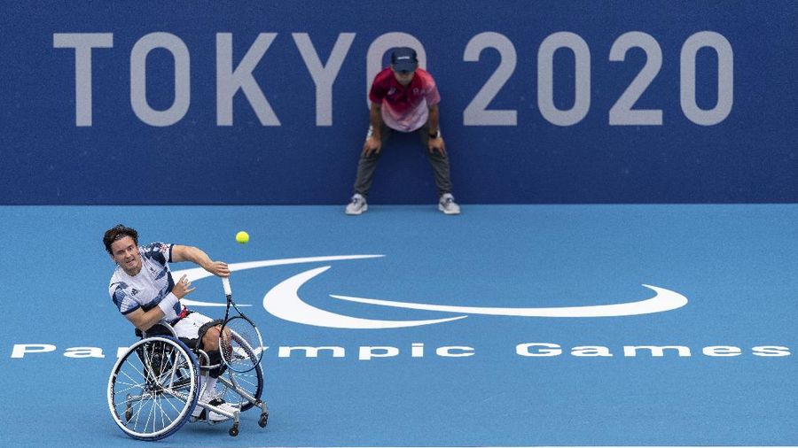 Atlet AS, Ezra Frech bertanding di Final Atletik Lompat Tinggi T63 Putra Paralimpiade Tokyo 2020 di Tokyo, Selasa, 31 Agustus 2021. (Simon Bruty for OIS via AP)