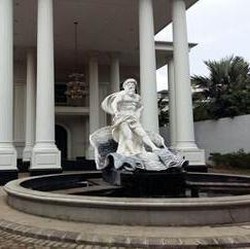 Banyak 'Istana' Orang Kaya di DKI Dilelang Bank, Tanda Apa?
