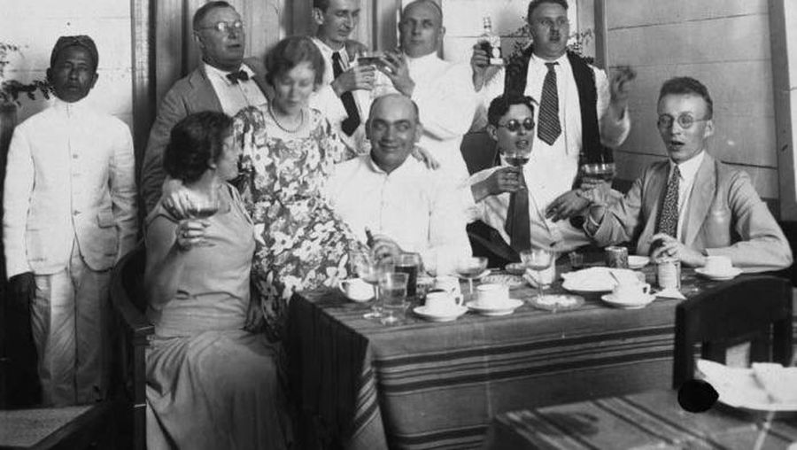 Orang Belanda makan antara tahun 1930-1939.
