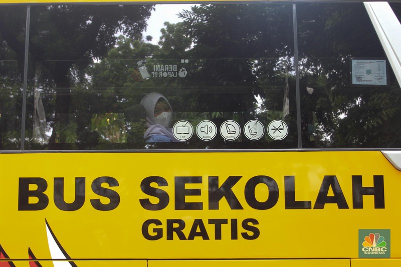 PTM Dimulai, Bus Sekolah Kembali antar Jemput Siswa Sejumlah pelajar menaiki bus sekolah usai mengikuti pembelajaran tatap muka (PTM) di SMK Negeri 15, Kebayoran Baru, Jakarta Selatan, Jumat (3/9). Dinas Perhubungan DKI Jakarta melalui Unit Pengelola (UP) Angkutan Sekolah membantu sarana transportasi gratis bagi peserta didik yang mengikuti PTM secara terbatas dengan mengoperasikan 70 bus sekolah yang melayani 20 rute reguler dan 13 rute zonasi. Sebelum digunakan bus sekolah yang layani antar dan jemput pelajar juga terlebih dahulu disemprot cairan disinfektan. Pelajar yang akan menggunakan layanan antar dan jemput bus sekolah juga wajib menerapkan protokol kesehatan dengan menggunakan masker dan menjaga jarak saat berada di dalam bus. (CNBC Indonesia/ Muhammad Sabki)