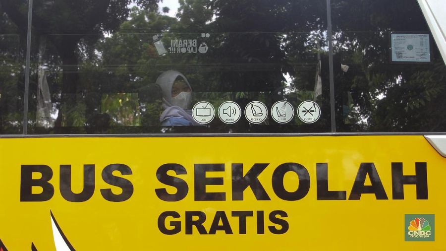 Sejumlah pelajar menaiki bus sekolah usai mengikuti pembelajaran tatap muka (PTM) di SMK Negeri 15, Kebayoran Baru, Jakarta Selatan, Jumat (3/9). Dinas Perhubungan DKI Jakarta melalui Unit Pengelola (UP) Angkutan Sekolah membantu sarana transportasi gratis bagi peserta didik yang mengikuti PTM secara terbatas dengan mengoperasikan 70 bus sekolah yang melayani 20 rute reguler dan 13 rute zonasi. Sebelum digunakan bus sekolah yang layani antar dan jemput pelajar juga terlebih dahulu disemprot cairan disinfektan. Pelajar yang akan menggunakan layanan antar dan jemput bus sekolah juga wajib menerapkan protokol kesehatan dengan menggunakan masker dan menjaga jarak saat berada di dalam bus. (CNBC Indonesia/ Muhammad Sabki)