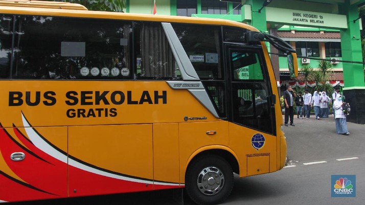 Sejumlah pelajar menaiki bus sekolah usai mengikuti pembelajaran tatap muka (PTM) di SMK Negeri 15, Kebayoran Baru, Jakarta Selatan, Jumat (3/9). Dinas Perhubungan DKI Jakarta melalui Unit Pengelola (UP) Angkutan Sekolah membantu sarana transportasi