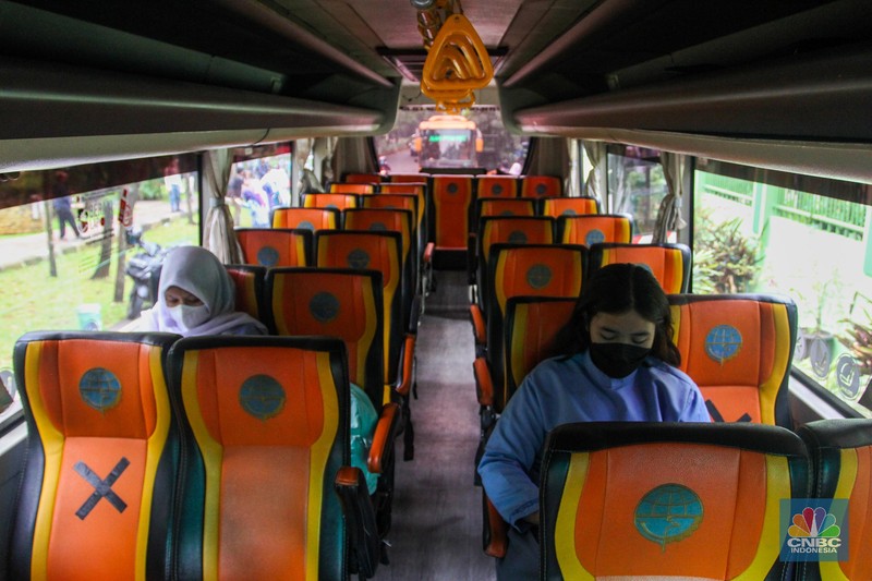 Sejumlah pelajar menaiki bus sekolah usai mengikuti pembelajaran tatap muka (PTM) di SMK Negeri 15, Kebayoran Baru, Jakarta Selatan, Jumat (3/9). Dinas Perhubungan DKI Jakarta melalui Unit Pengelola (UP) Angkutan Sekolah membantu sarana transportasi gratis bagi peserta didik yang mengikuti PTM secara terbatas dengan mengoperasikan 70 bus sekolah yang melayani 20 rute reguler dan 13 rute zonasi. Sebelum digunakan bus sekolah yang layani antar dan jemput pelajar juga terlebih dahulu disemprot cairan disinfektan. Pelajar yang akan menggunakan layanan antar dan jemput bus sekolah juga wajib menerapkan protokol kesehatan dengan menggunakan masker dan menjaga jarak saat berada di dalam bus. (CNBC Indonesia/ Muhammad Sabki)