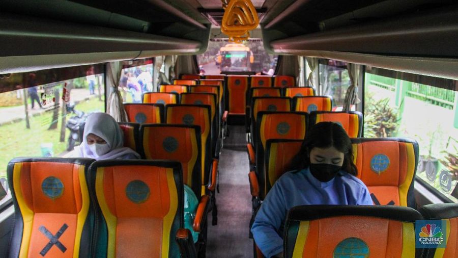 Sejumlah pelajar menaiki bus sekolah usai mengikuti pembelajaran tatap muka (PTM) di SMK Negeri 15, Kebayoran Baru, Jakarta Selatan, Jumat (3/9). Dinas Perhubungan DKI Jakarta melalui Unit Pengelola (UP) Angkutan Sekolah membantu sarana transportasi gratis bagi peserta didik yang mengikuti PTM secara terbatas dengan mengoperasikan 70 bus sekolah yang melayani 20 rute reguler dan 13 rute zonasi. Sebelum digunakan bus sekolah yang layani antar dan jemput pelajar juga terlebih dahulu disemprot cairan disinfektan. Pelajar yang akan menggunakan layanan antar dan jemput bus sekolah juga wajib menerapkan protokol kesehatan dengan menggunakan masker dan menjaga jarak saat berada di dalam bus. (CNBC Indonesia/ Muhammad Sabki)