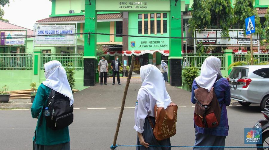 Sejumlah pelajar menaiki bus sekolah usai mengikuti pembelajaran tatap muka (PTM) di SMK Negeri 15, Kebayoran Baru, Jakarta Selatan, Jumat (3/9). Dinas Perhubungan DKI Jakarta melalui Unit Pengelola (UP) Angkutan Sekolah membantu sarana transportasi gratis bagi peserta didik yang mengikuti PTM secara terbatas dengan mengoperasikan 70 bus sekolah yang melayani 20 rute reguler dan 13 rute zonasi. Sebelum digunakan bus sekolah yang layani antar dan jemput pelajar juga terlebih dahulu disemprot cairan disinfektan. Pelajar yang akan menggunakan layanan antar dan jemput bus sekolah juga wajib menerapkan protokol kesehatan dengan menggunakan masker dan menjaga jarak saat berada di dalam bus. (CNBC Indonesia/ Muhammad Sabki)