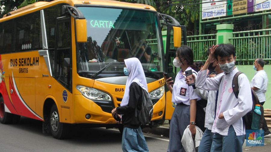 Sejumlah pelajar menaiki bus sekolah usai mengikuti pembelajaran tatap muka (PTM) di SMK Negeri 15, Kebayoran Baru, Jakarta Selatan, Jumat (3/9). Dinas Perhubungan DKI Jakarta melalui Unit Pengelola (UP) Angkutan Sekolah membantu sarana transportasi gratis bagi peserta didik yang mengikuti PTM secara terbatas dengan mengoperasikan 70 bus sekolah yang melayani 20 rute reguler dan 13 rute zonasi. Sebelum digunakan bus sekolah yang layani antar dan jemput pelajar juga terlebih dahulu disemprot cairan disinfektan. Pelajar yang akan menggunakan layanan antar dan jemput bus sekolah juga wajib menerapkan protokol kesehatan dengan menggunakan masker dan menjaga jarak saat berada di dalam bus. (վ/ Muhammad Sabki)