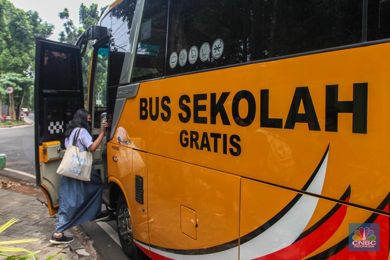 Sejumlah pelajar menaiki bus sekolah usai mengikuti pembelajaran tatap muka (PTM) di SMK Negeri 15, Kebayoran Baru, Jakarta Selatan, Jumat (3/9). Dinas Perhubungan DKI Jakarta melalui Unit Pengelola (UP) Angkutan Sekolah membantu sarana transportasi gratis bagi peserta didik yang mengikuti PTM secara terbatas dengan mengoperasikan 70 bus sekolah yang melayani 20 rute reguler dan 13 rute zonasi. Sebelum digunakan bus sekolah yang layani antar dan jemput pelajar juga terlebih dahulu disemprot cairan disinfektan. Pelajar yang akan menggunakan layanan antar dan jemput bus sekolah juga wajib menerapkan protokol kesehatan dengan menggunakan masker dan menjaga jarak saat berada di dalam bus. (CNBC Indonesia/ Muhammad Sabki)