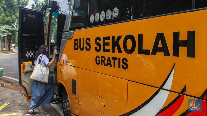 Sejumlah pelajar menaiki bus sekolah usai mengikuti pembelajaran tatap muka (PTM) di SMK Negeri 15, Kebayoran Baru, Jakarta Selatan, Jumat (3/9). Dinas Perhubungan DKI Jakarta melalui Unit Pengelola (UP) Angkutan Sekolah membantu sarana transportasi gratis bagi peserta didik yang mengikuti PTM secara terbatas dengan mengoperasikan 70 bus sekolah yang melayani 20 rute reguler dan 13 rute zonasi. Sebelum digunakan bus sekolah yang layani antar dan jemput pelajar juga terlebih dahulu disemprot cairan disinfektan. Pelajar yang akan menggunakan layanan antar dan jemput bus sekolah juga wajib menerapkan protokol kesehatan dengan menggunakan masker dan menjaga jarak saat berada di dalam bus. (CNBC Indonesia/ Muhammad Sabki)