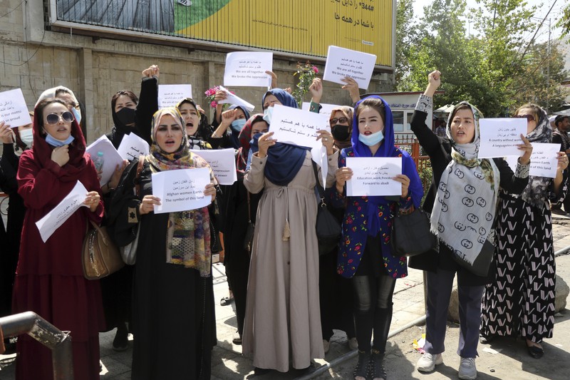 Aksi protes perempuan Afghanistan di Kabul, menuntut hak di bawah kekuasaan Taliban, (3/9/2021). (AP/Wali Sabawoon)
