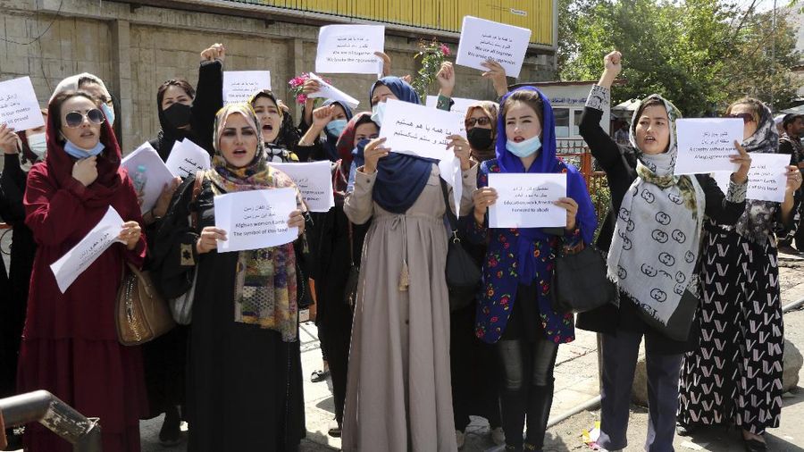 Aksi protes perempuan Afghanistan di Kabul, menuntut hak di bawah kekuasaan Taliban, (3/9/2021). (AP/Wali Sabawoon)