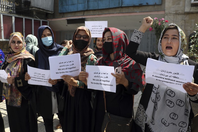 Aksi protes perempuan Afghanistan di Kabul, menuntut hak di bawah kekuasaan Taliban, (3/9/2021). (AP/Wali Sabawoon)