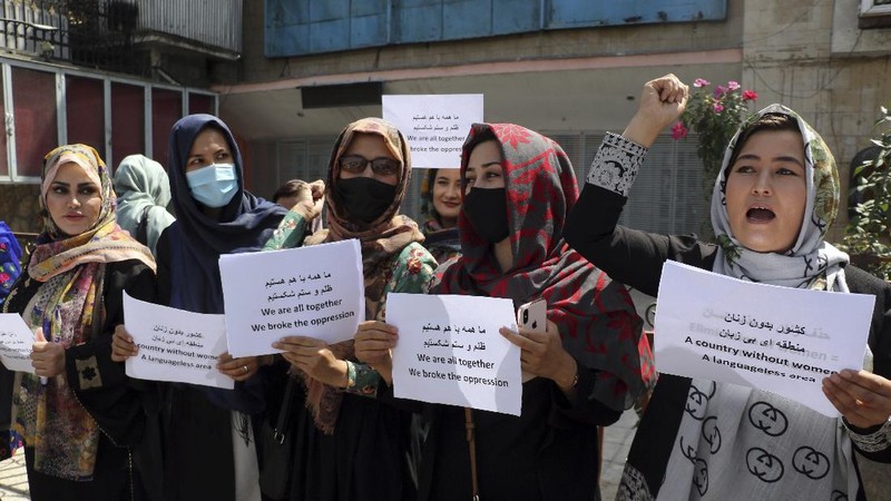 Aksi protes perempuan Afghanistan di Kabul, menuntut hak di bawah kekuasaan Taliban, (3/9/2021). (AP/Wali Sabawoon)