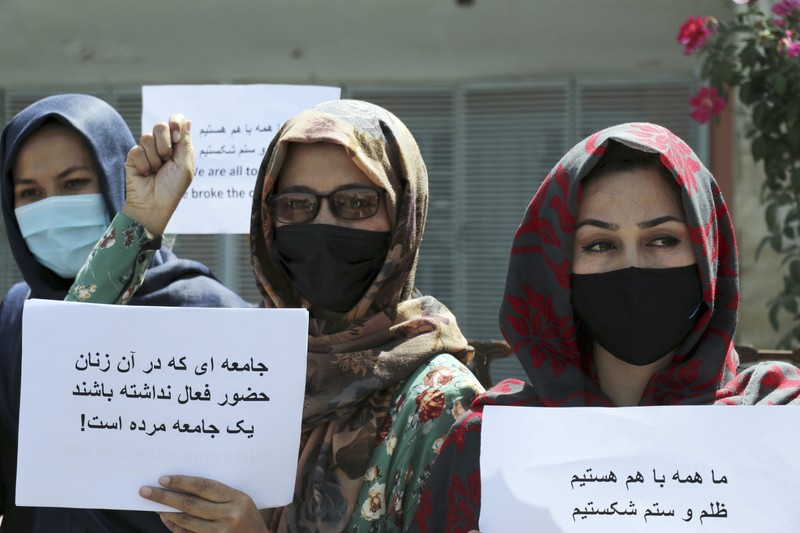 Aksi protes perempuan Afghanistan di Kabul, menuntut hak di bawah kekuasaan Taliban, (3/9/2021). (AP/Wali Sabawoon)