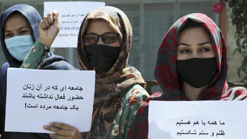 Aksi protes perempuan Afghanistan di Kabul, menuntut hak di bawah kekuasaan Taliban, (3/9/2021). (AP/Wali Sabawoon)