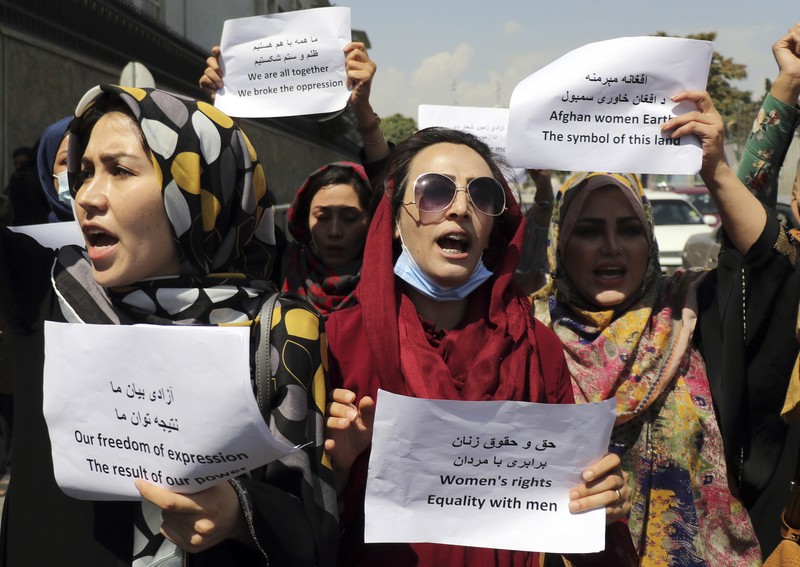 Aksi protes perempuan Afghanistan di Kabul, menuntut hak di bawah kekuasaan Taliban, (3/9/2021). (AP/Wali Sabawoon) Aksi protes perempuan Afghanistan di Kabul, menuntut hak di bawah kekuasaan Taliban, (3/9/2021). (AP/Wali Sabawoon)