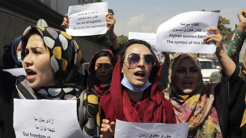 Aksi protes perempuan Afghanistan di Kabul, menuntut hak di bawah kekuasaan Taliban, (3/9/2021). (AP/Wali Sabawoon)
